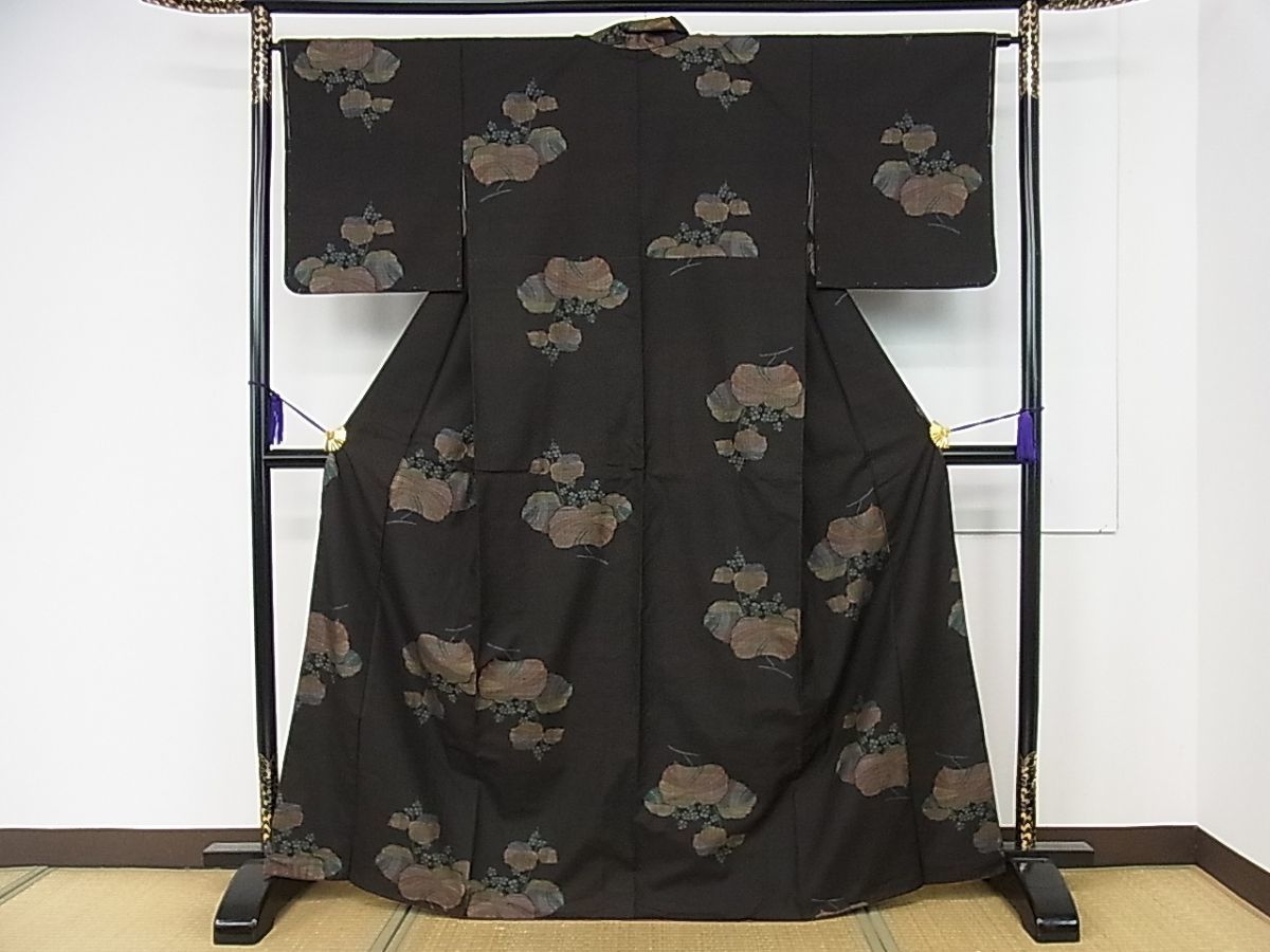 平和屋着物□本場大島紬 泥染め 9マルキ fb4723 雲取り草花文 逸品 紬