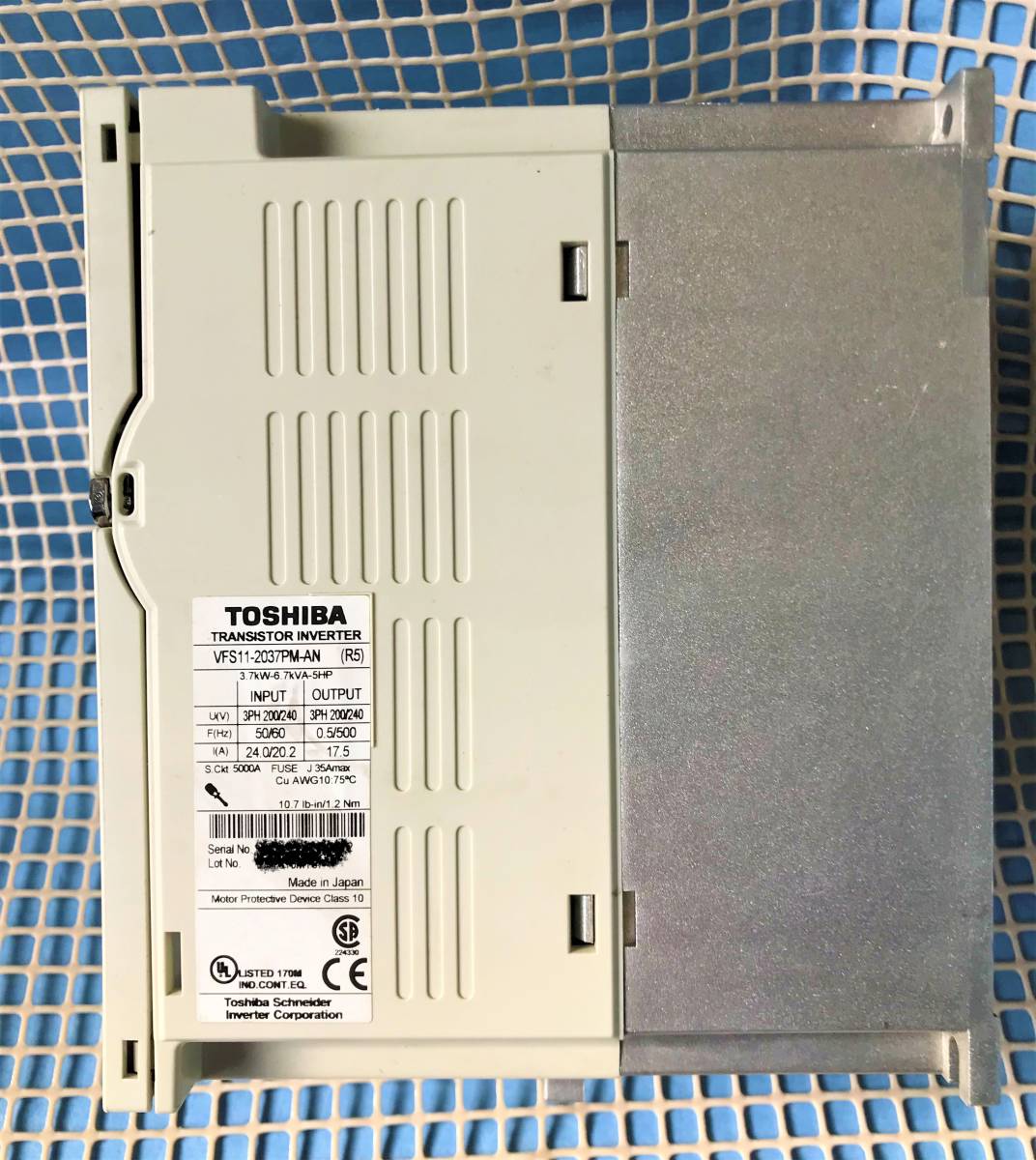 インバータ新古　東芝VF-S11・3HP-200V-3.7kW_側面R