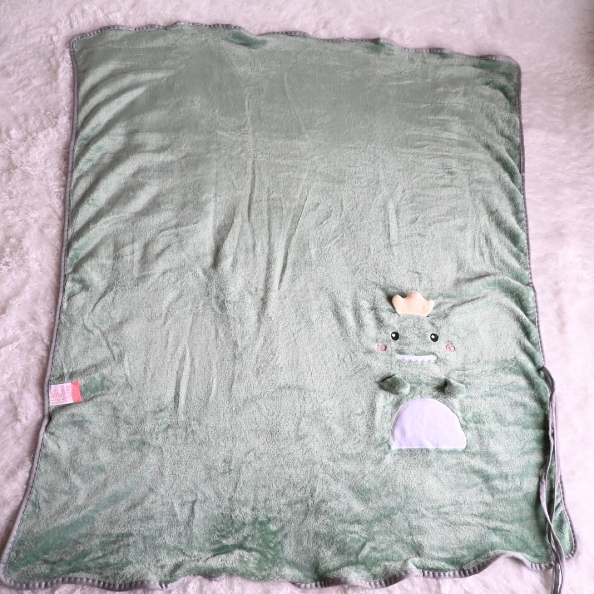 【新品未使用】かわいい　折りたたみ式毛布 ひざ掛け ブランケット フランネル 恐竜 グリーン