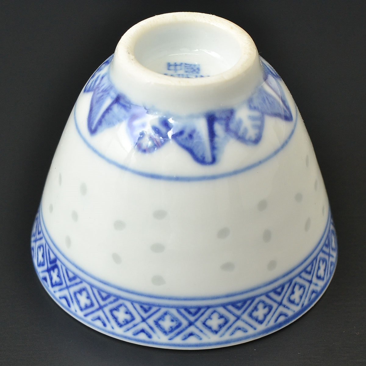 ◎370892 【SALE♪】 未使用品 景徳鎮窯 染付 花唐草紋 蛍手 茶器セット 急須×1 湯呑×5 箱入の画像6