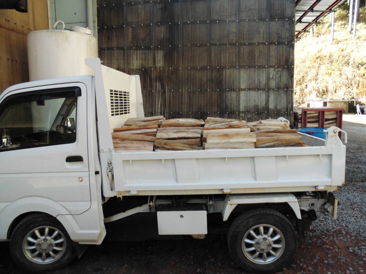 愛知の薪屋　人工乾燥薪　ナラ・クヌギ　中割　綺麗　1立米　約500kg　薪ストーブ　配達可1ｋｍｘ300円　引き取り歓迎します。