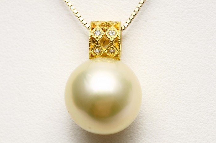  south . White Butterfly pearl pearl pendant top 14mmUP natural Gold color K18 made /D0.05ct