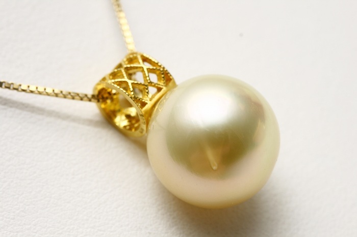  south . White Butterfly pearl pearl pendant top 14mmUP natural Gold color K18 made /D0.05ct