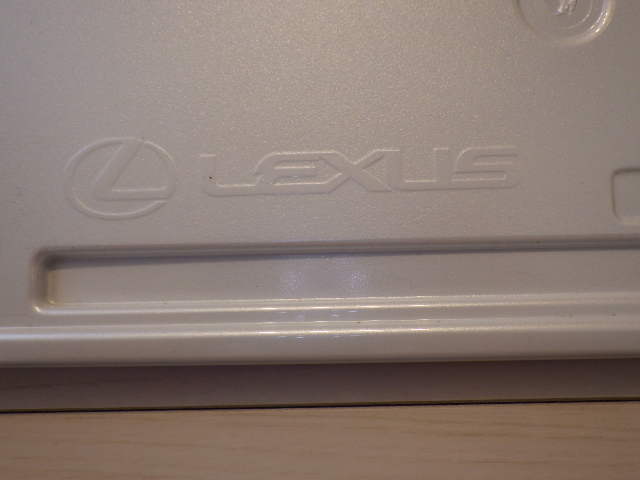☆ LEXUS レクサス 純正 ナンバーフレーム 台座 パール系 5801ARRB042 QL23 ES1☆の画像2