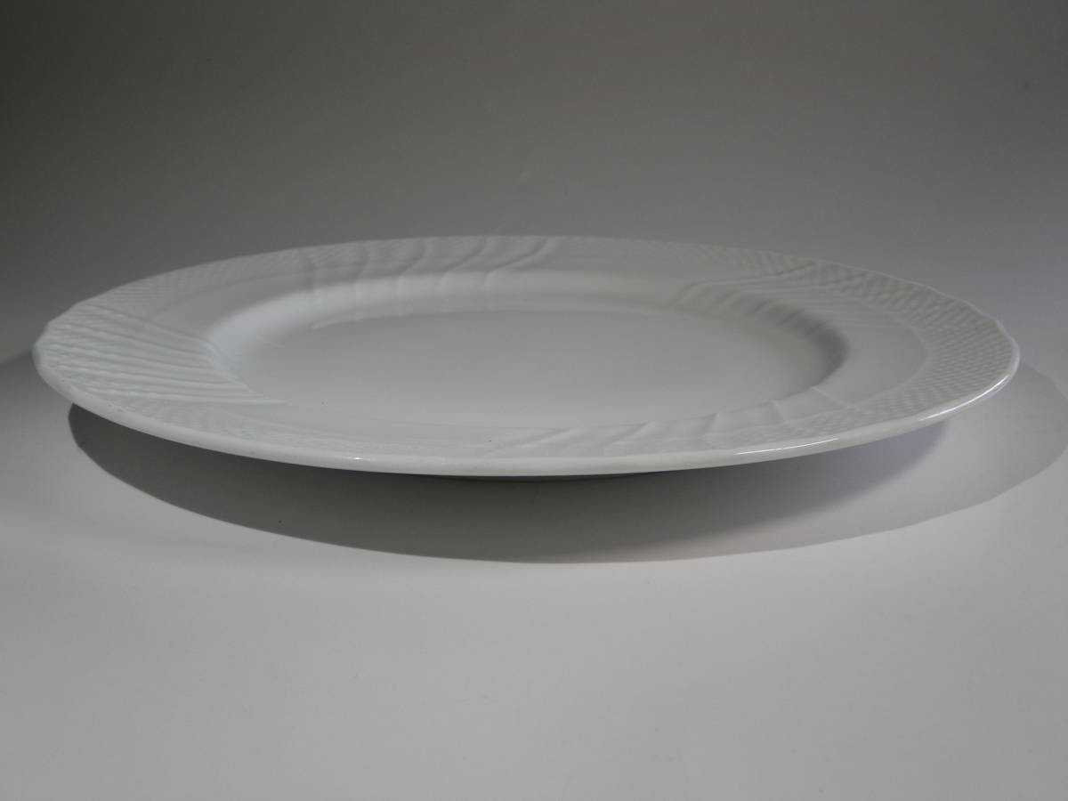 モダン 無地 丸皿 径27㎝ 波柄 大皿 皿 白 食器 洋食器 和洋 器 パーティー 宴会 ディナー サラダ アラカルト 料理 単品 シンプルの画像5