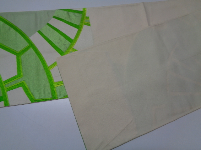 A345-80 袋帯 正絹 六通 織 刺繍 片輪車文_画像8