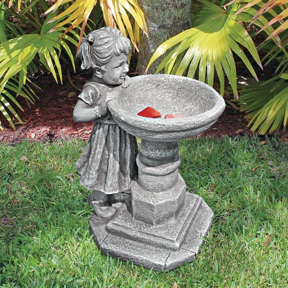小鳥の水飲み場の手水鉢を見つめる少女彫刻台座彫像:庭園置物(輸入品