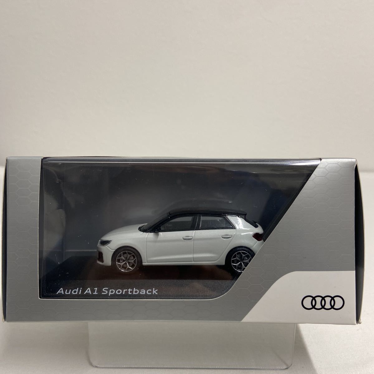 AUDI ディーラー特注 1/43 アウディ A1 スポーツバック グレイシアホワイト Sportback Glacier White ミニカー モデルカー_画像1