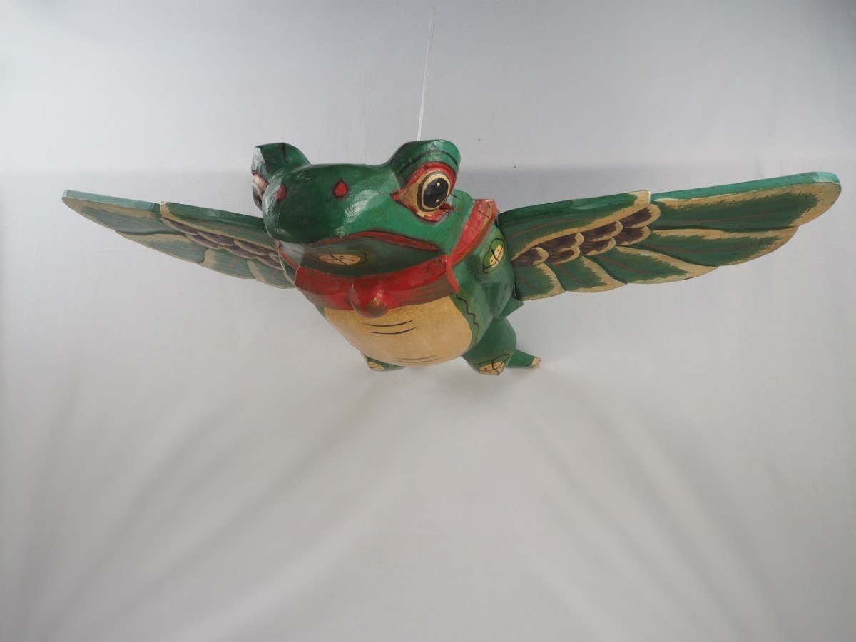木彫「かえるマントくん」空飛ぶ蛙の楽しい壁掛け 明るいイメージで
