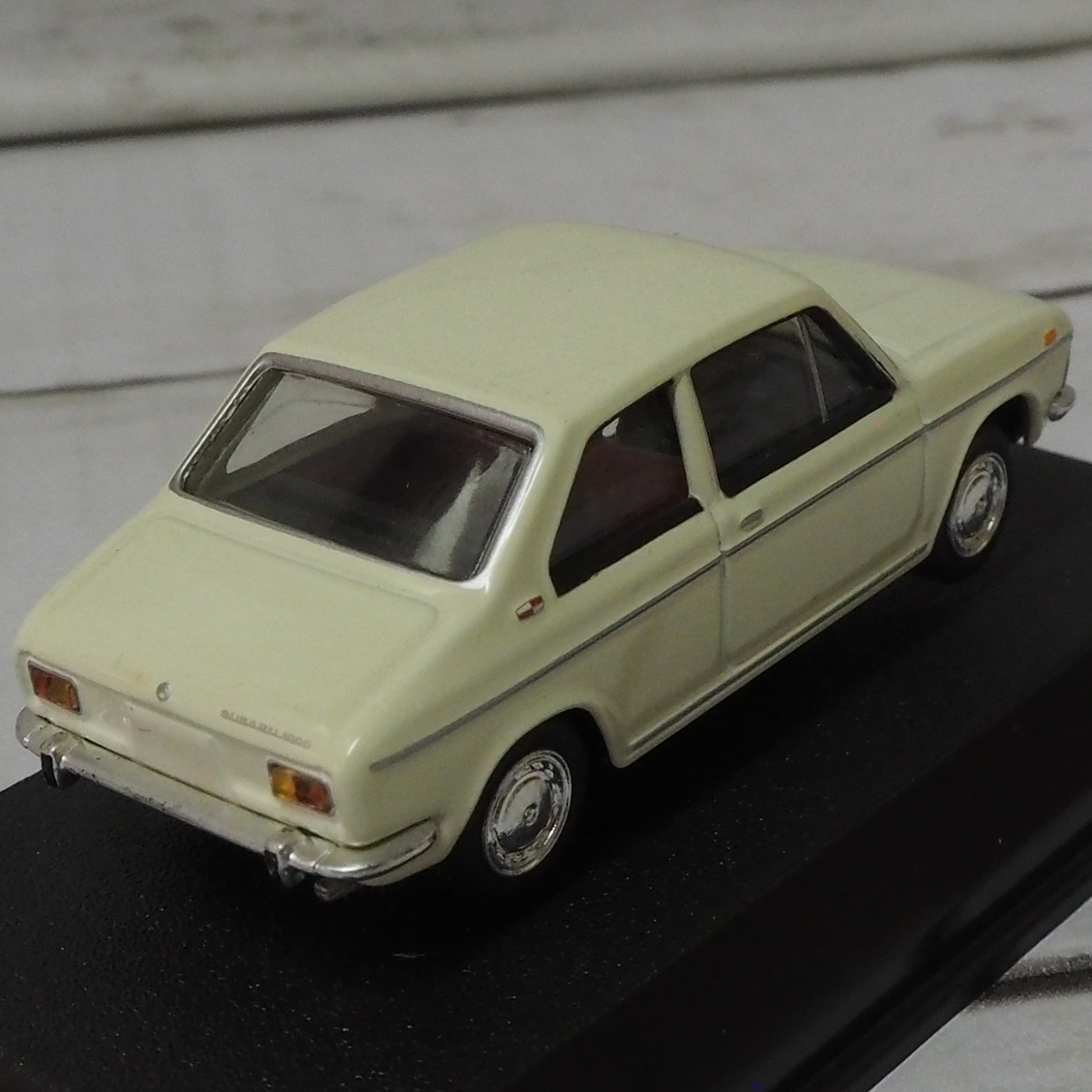  Konami out of print famous car collection Vol.7[SUBARU Subaru 1000(A12)1967 white white ]1/64 minicar #KONAMI[ pedestal & body only ] including carriage 