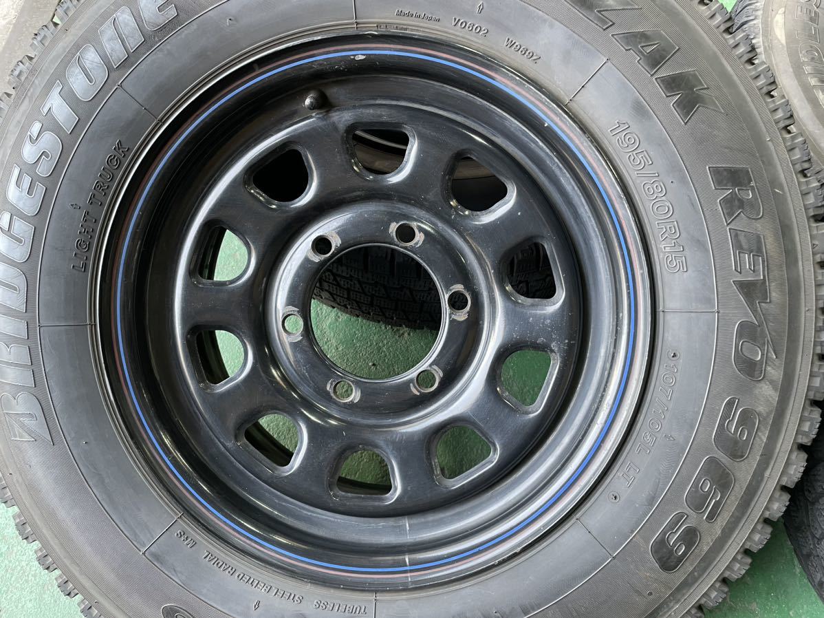 スタッドレスタイヤホイールセット デイトナ ブラック 15×6.5J オフセット不明 6H139.7 ブリザック 195/80R15 2007年製_画像2