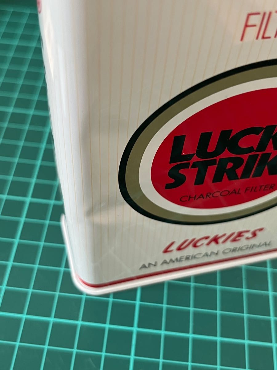 ◆LUCKY STRIKE ラッキーストライク/ソフトパッケージ型灰皿＋ピンバッジ2種セット