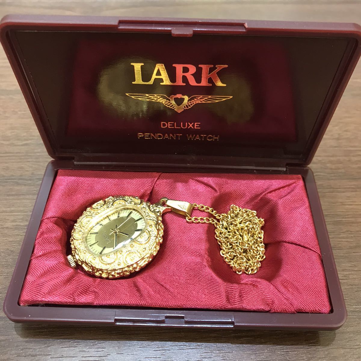 【LARK】懐中時計 動作確認済み ペンダント ウォッチ ネックレス 約67cm 箱付き ゴールドカラー DELUXE PENDANT WATCH コレクションの画像1