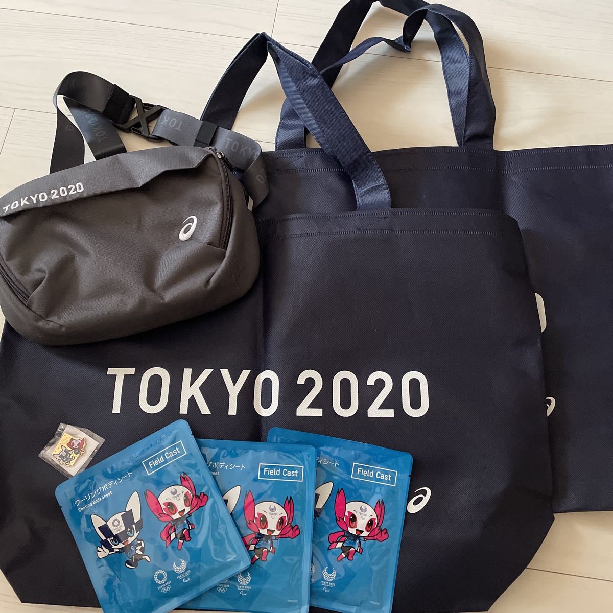 東京オリンピック2020　五輪　ボディバッグ　ショルダーバッグ　不織布バッグ　ゴールドピンバッジ　クーリングボディシート　ボランティア_画像1