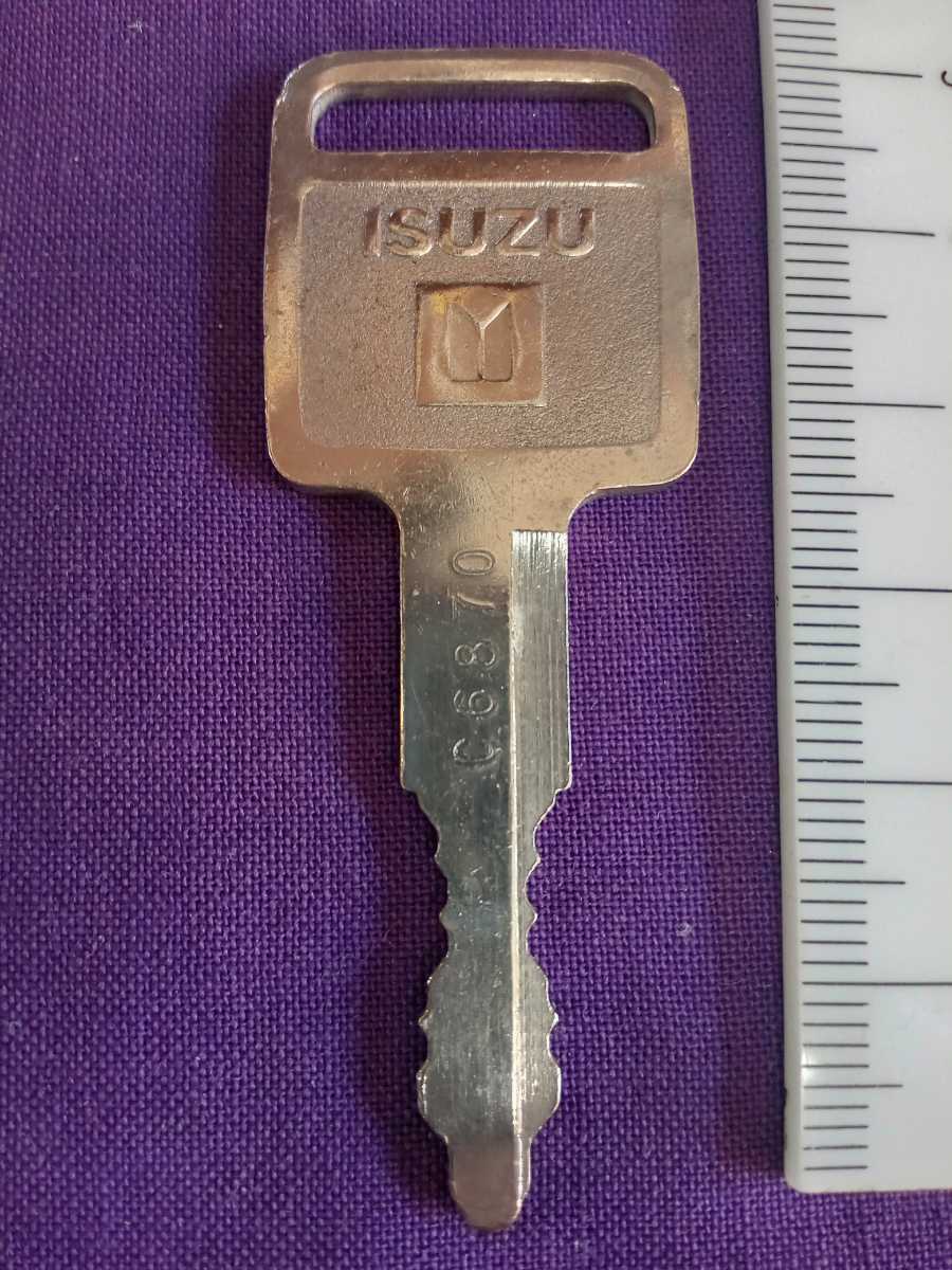  Piazza, Isuzu,ISUZU, Showa era. car, old car, objet d'art, key, key, retro,.. for, Vintage, key holder, interior, old key 