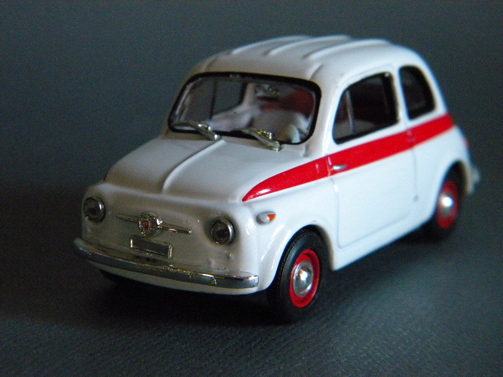 FIAT 500 ★★絶版限定 フィアット 500 赤/白 1/43・Universal Hobbies 合金 ダイキャストメタル 旧車 名車「定形外/LP可」★★欠損無 良好_画像1