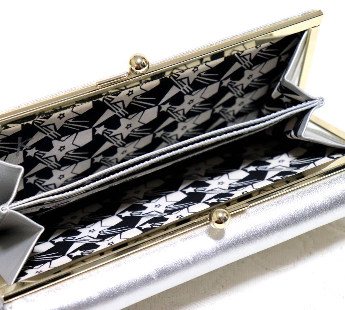 新品【ANNA SUI アナスイ】本革 キラリお月様に星が綺麗 口金 新品【ANNA SUI アナスイ】本革 キラリお月様に星が綺麗 口金