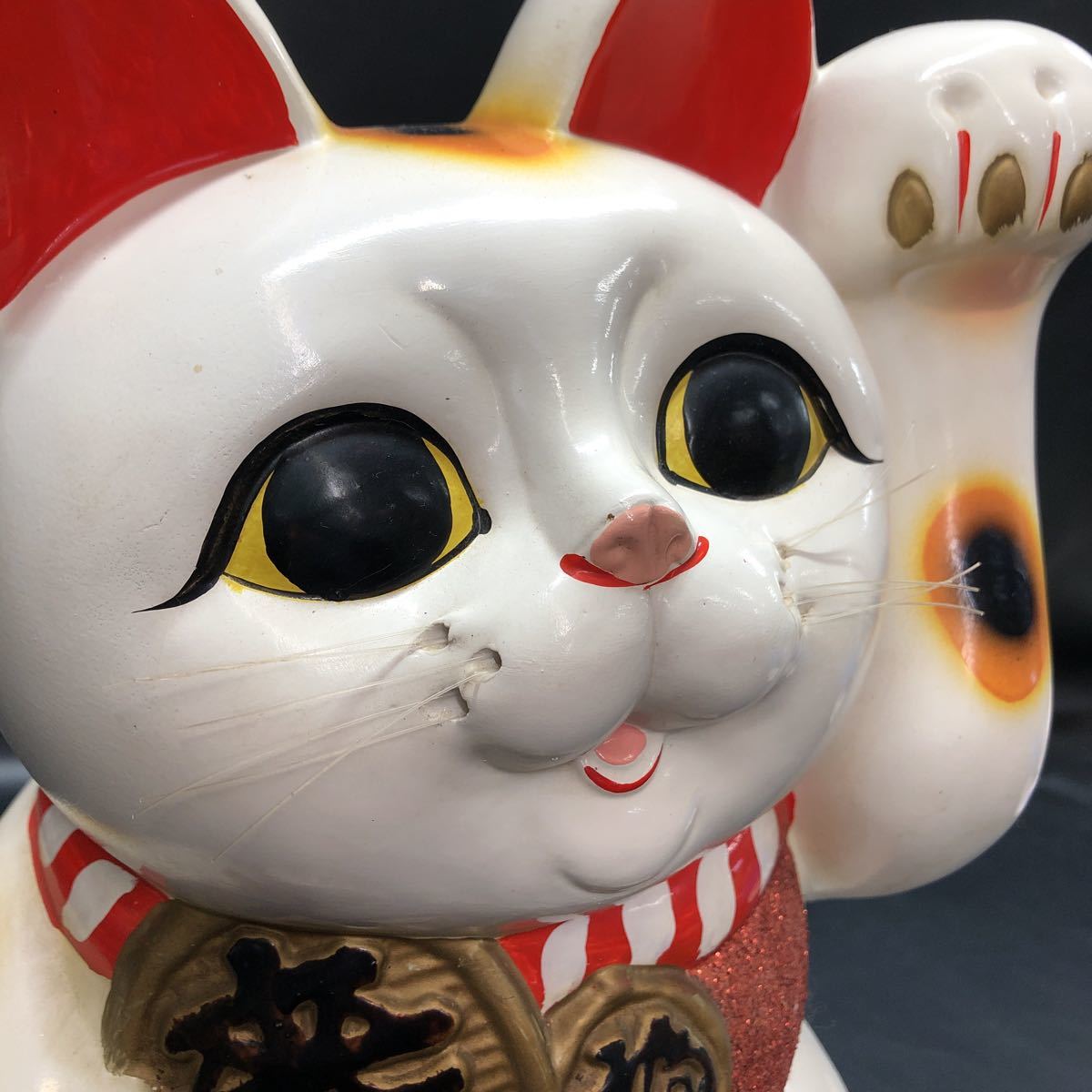 K367 【大きな 招き猫 貯金箱】昭和レトロ 招き猫 貯金箱 千万両 縁起物 商売繁盛 開運 まねきねこ 置物 アンティーク 左手上げ ひげ付の画像2