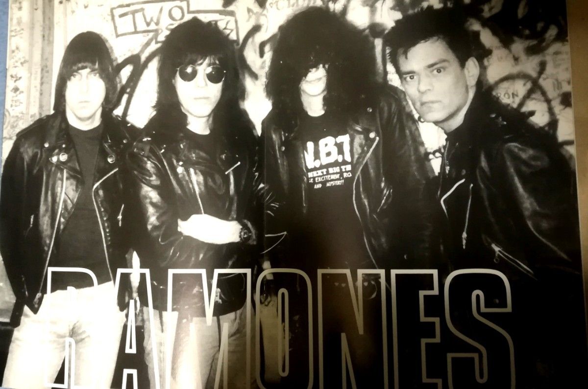 直筆サイン入り ラモーンズ RAMONES 88年 来日パンフレット オマケ: シングル盤 コレクターズアイテム
