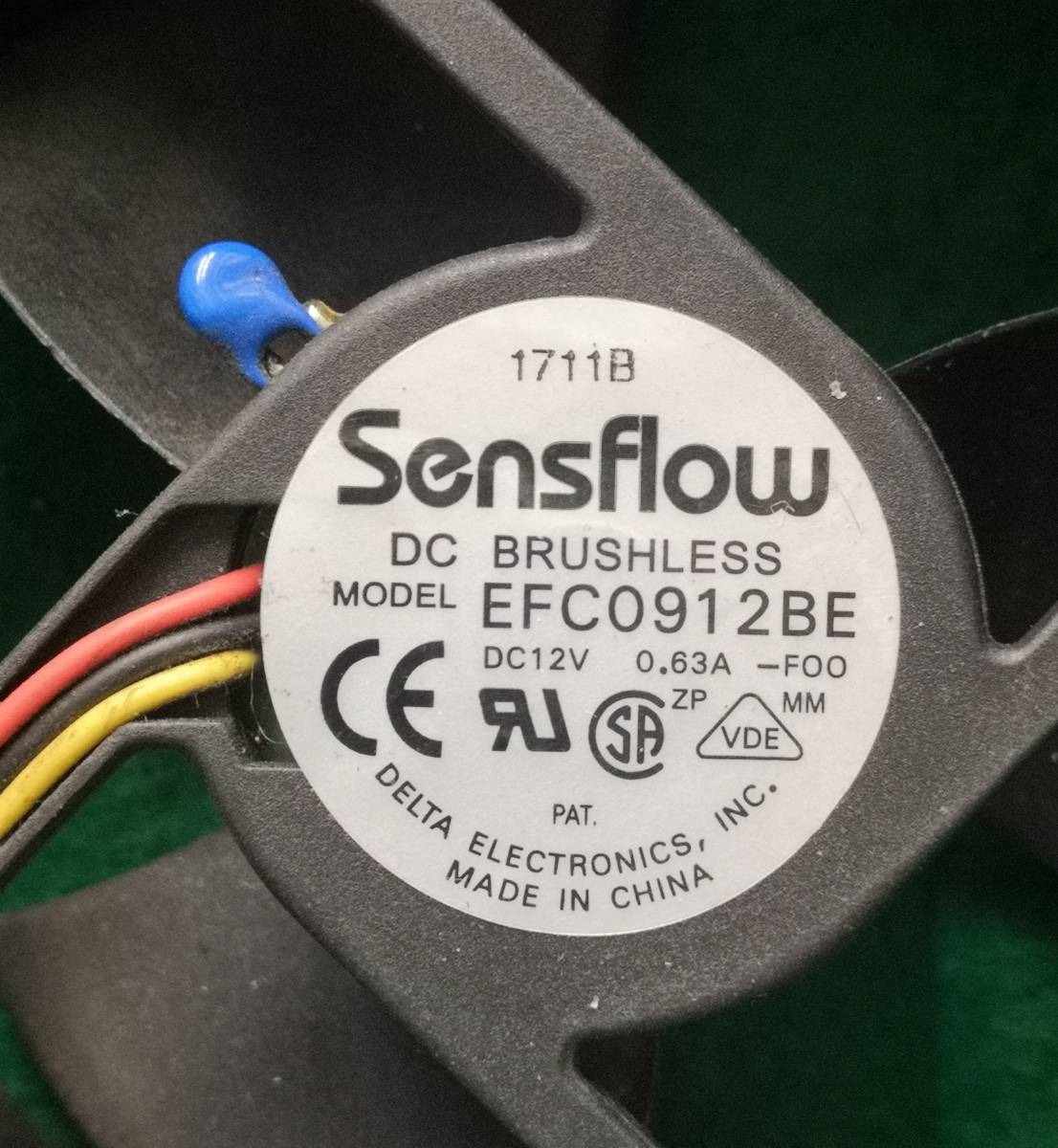 EFC0912BEＳＥＮＳＦＬＯＷＤＣブラシレスＦＡＮ12V0.63A温度センサー付き温度で風量変わります送料全国一律レターパックプラス５２０円_水色に写っているのが温度センサーです