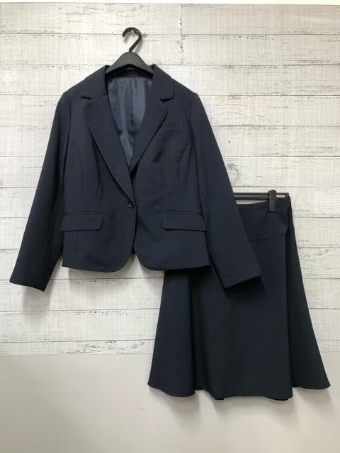 お気にいる 新品♪紺系♪フレアスカートスーツ♪おうちで