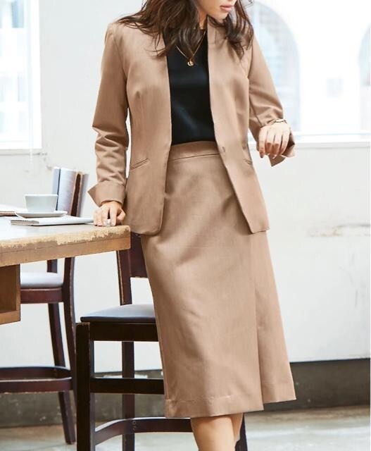 新品 5L ベージュ系 ノーカラーきれいタイトスカートスーツ オフィス