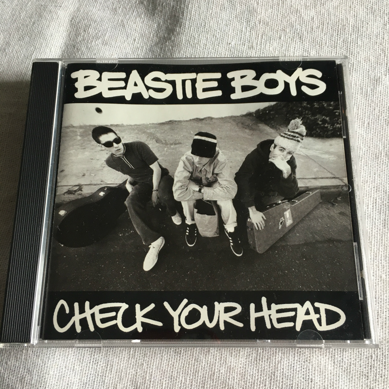 BEASTIE BOYS「CHECK YOUR HEAD」 ＊生楽器とサンプリングが見事にミクスチャーされた、1992年発表の大ヒットの3rdアルバム_画像1