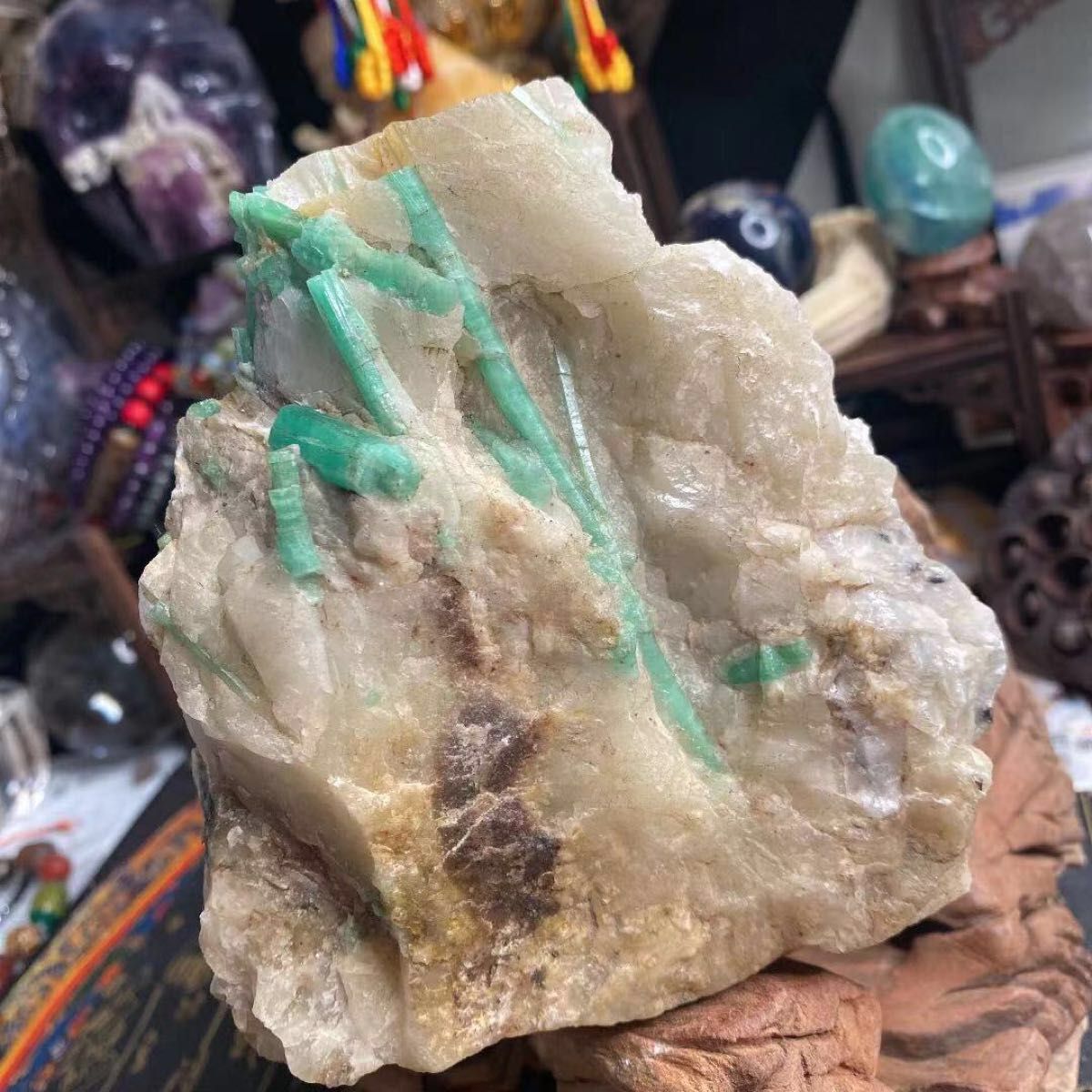 セール 超特大 エメラルド 原石 美結晶柱状 緑柱石 母岩付きになります 世界四大宝石｜PayPayフリマ