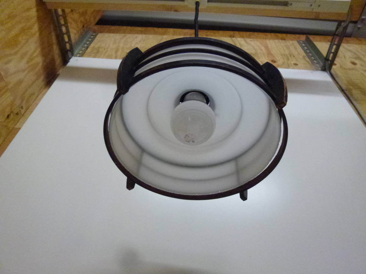 【6585】昭和レトロ　乳白色　ガラスシェード　木枠付き　吊り下げ照明　直径約20ｃｍ　54Wシリカ電球(新品)付き_画像3