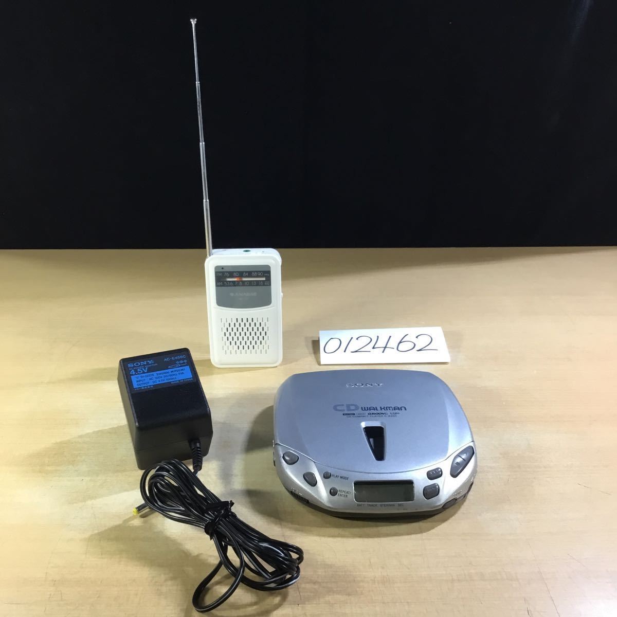 (012462) SONY D-E400 CD WALKMAN + ANABAS NR-700 ポケットラジオ 2点セット ジャンク品の画像1