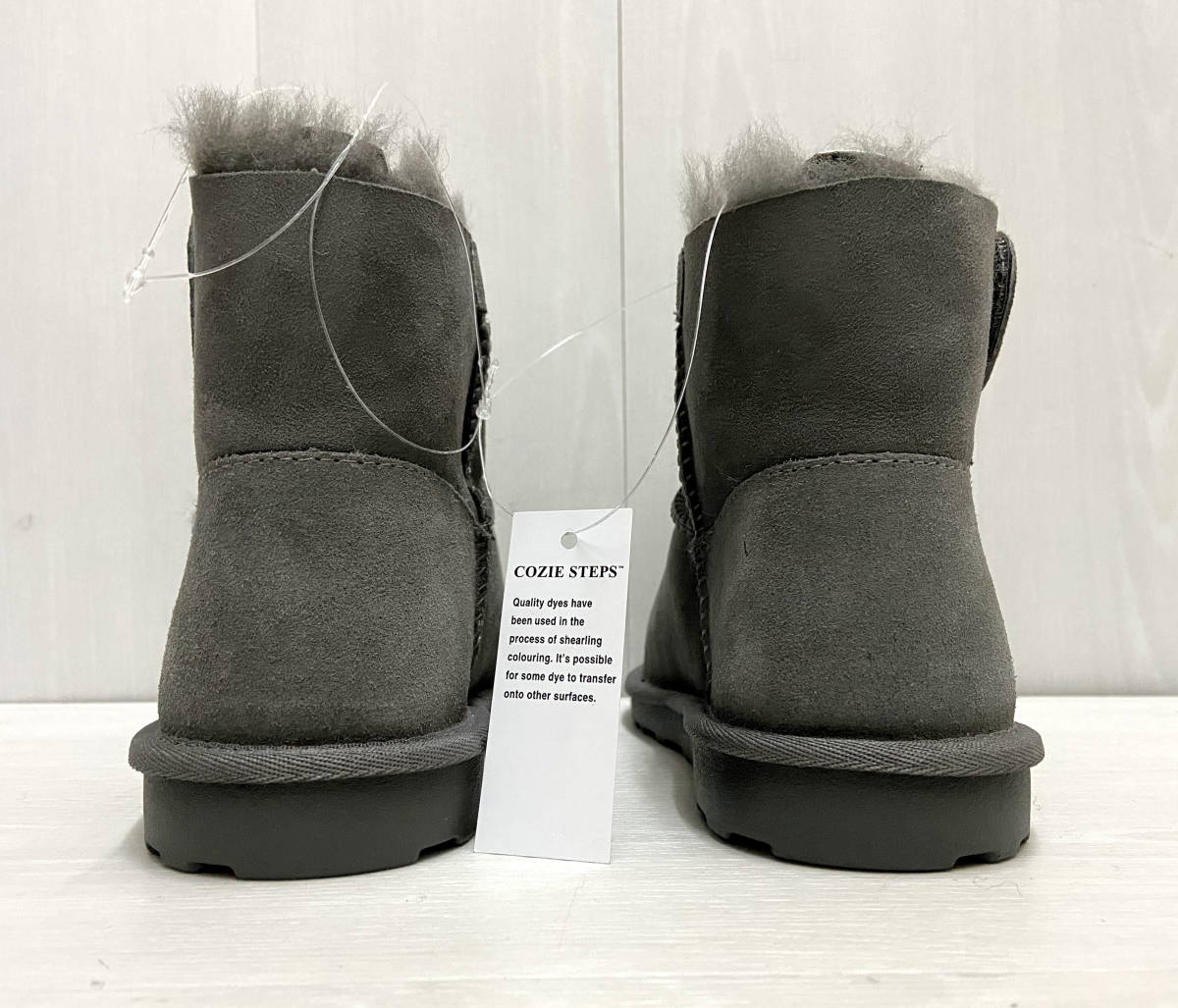 新品 23cm ★ コストコ ムートンブーツ グレー キッズ ショート COZIE STEPS 羊革 灰色 US-4 UK-3 SHORT SHEARLING BOOT 23.0 22.5_画像3