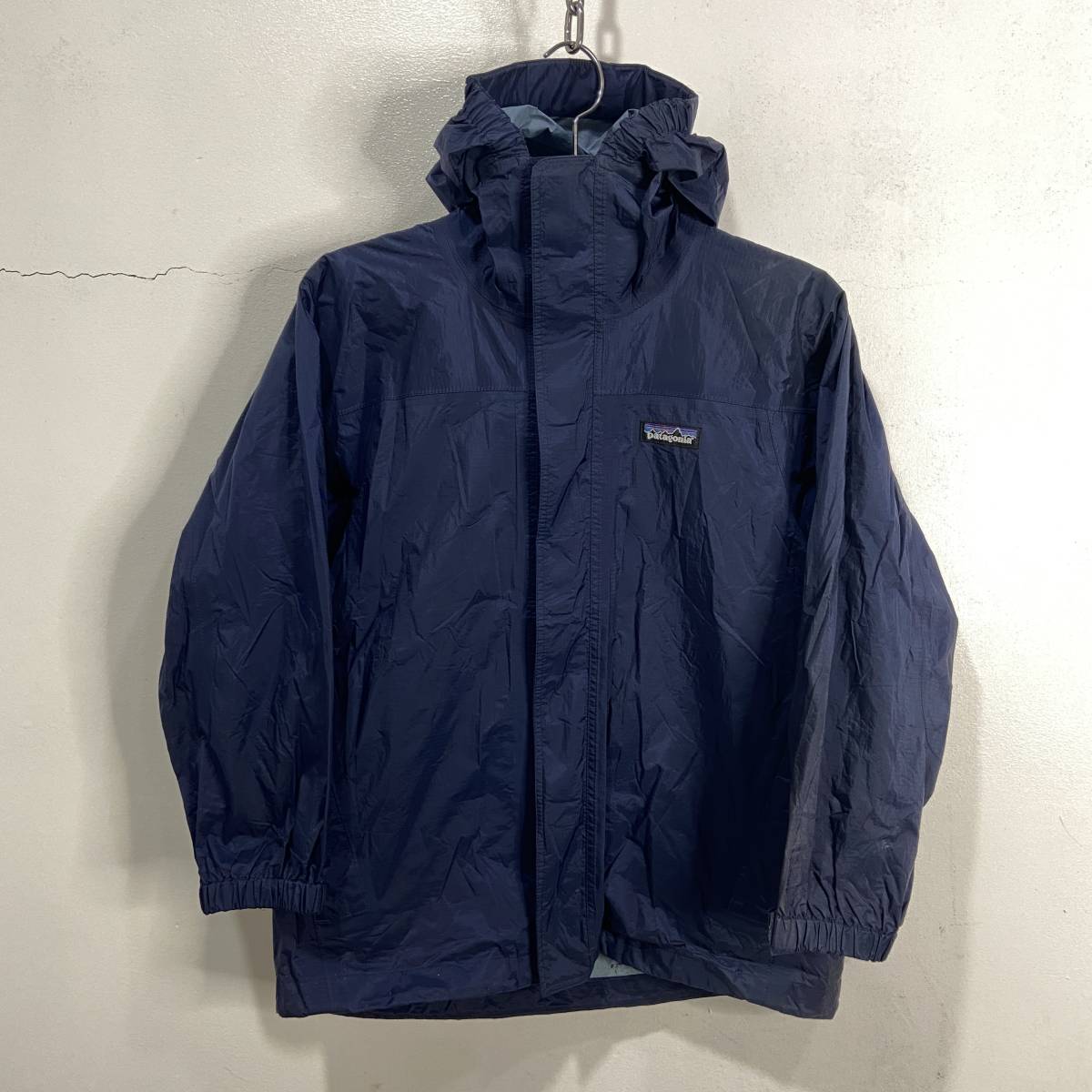 ☆送料無料☆Patagonia☆キッズ☆マウンテンパーカー☆ナイロン☆ネイビー☆キッズM☆難あり☆A23_画像1