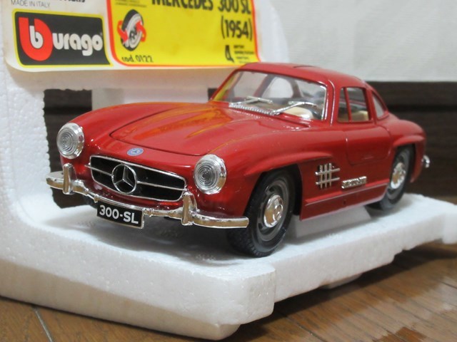 【中古】1/24ミニカー　メルセデスベンツ　300SLガルウィング Mercedes-Benz 赤　Burago/ブラーゴ【超希少！旧パッケージ】【管理：1044】_画像1