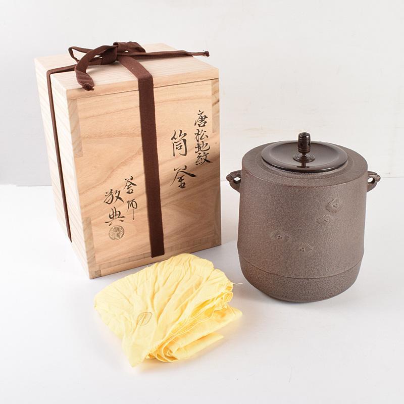 茶道具 人間国宝 釜師 高橋敬典作 唐松地紋 筒釜 鉄釜 共箱 debugstore.lk