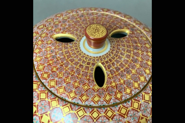 - south beautiful -[ rice . peace . red . gold-painted porcelain .. fine pattern .. also box * also cloth attaching ] height approximately 11.0cm Kutani red . small . censer 