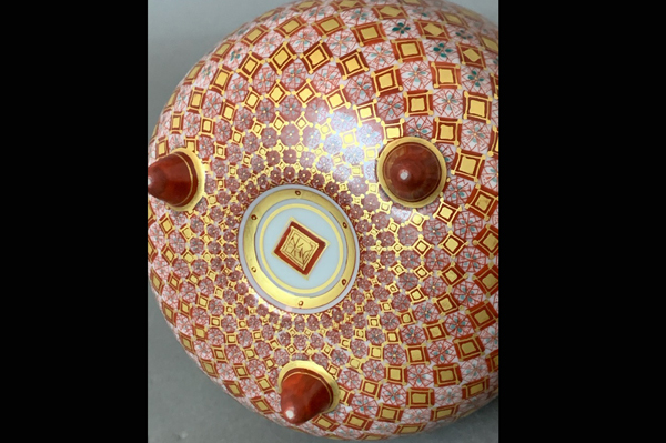 - south beautiful -[ rice . peace . red . gold-painted porcelain .. fine pattern .. also box * also cloth attaching ] height approximately 11.0cm Kutani red . small . censer 