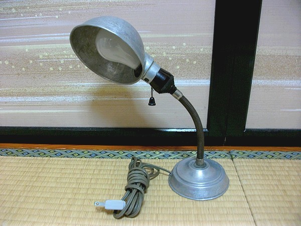 L47b★古い電気スタンド アルミ 卓上ライト 稼働品 昭和レトロの画像1