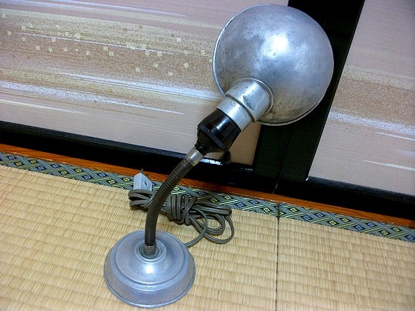 L47b★古い電気スタンド アルミ 卓上ライト 稼働品 昭和レトロの画像2
