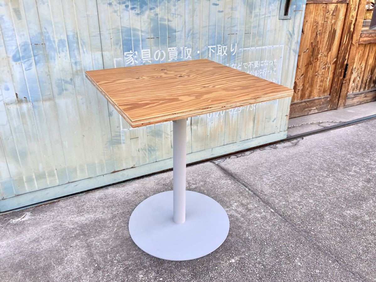 ■ラーチ合板のカフェテーブル 60×60cm 2人用 荷物フック付き ナチュラル サイドテーブル コーヒーテーブル 店舗什器 カフェ ■