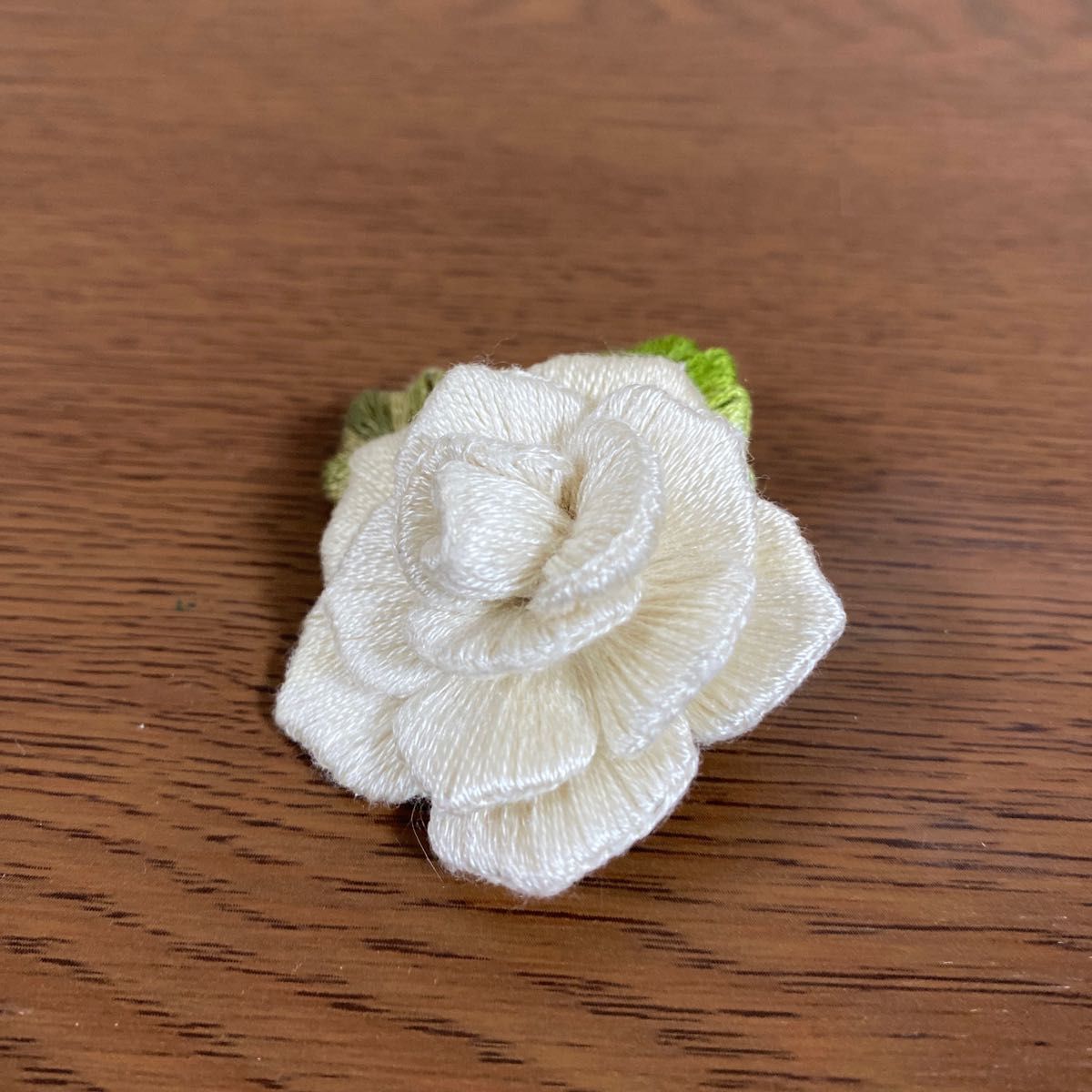 刺繍ブローチ 立体ブローチ 薔薇ブローチ 