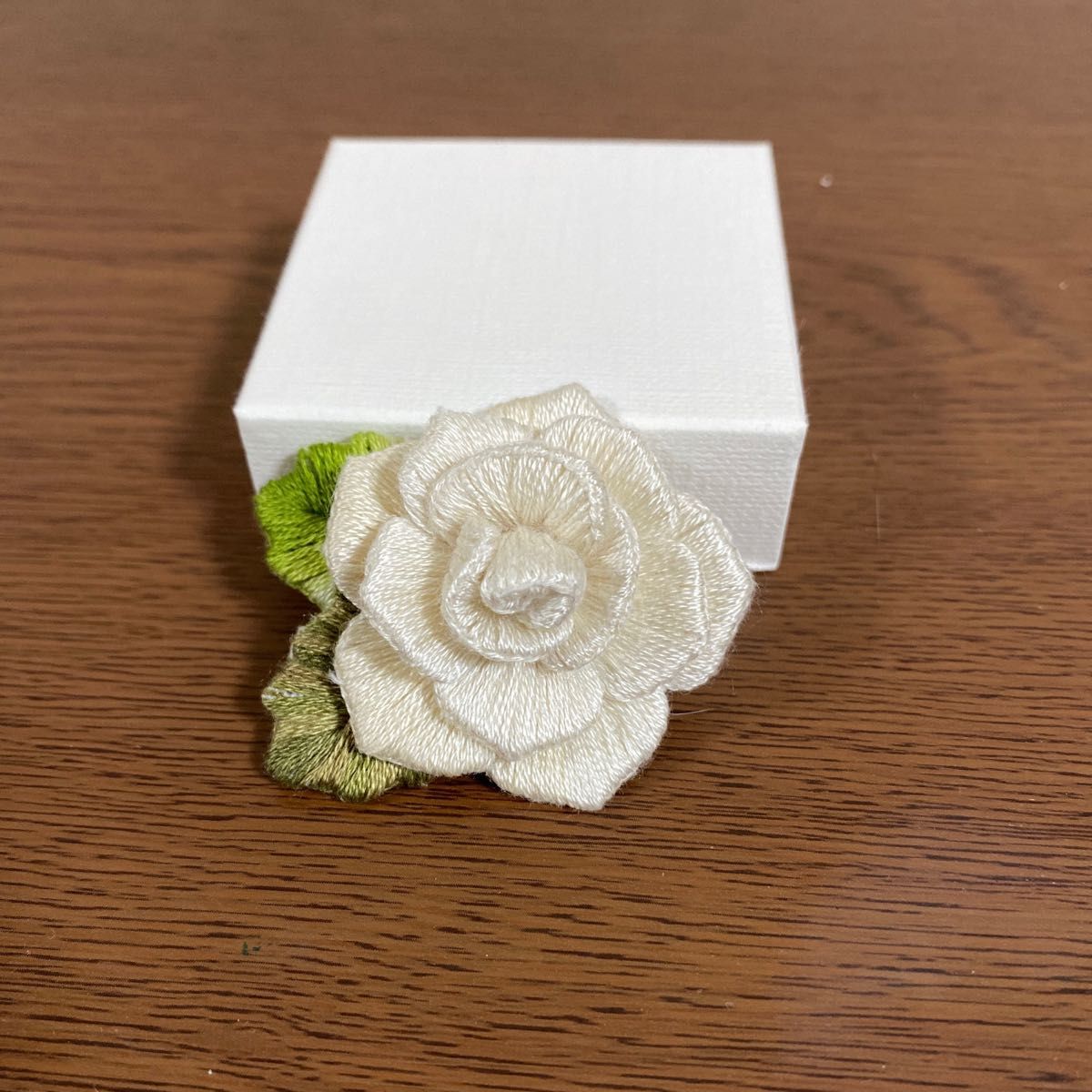 刺繍ブローチ 立体ブローチ 薔薇ブローチ 