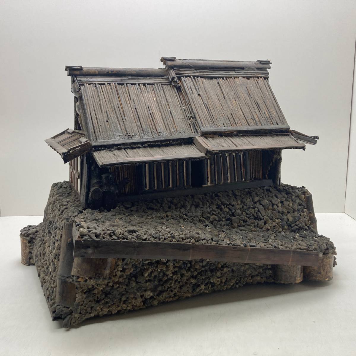 高い品質 置物 ミニチュア模型 石垣 古民家 茅葺屋根 オブジェ 49cm