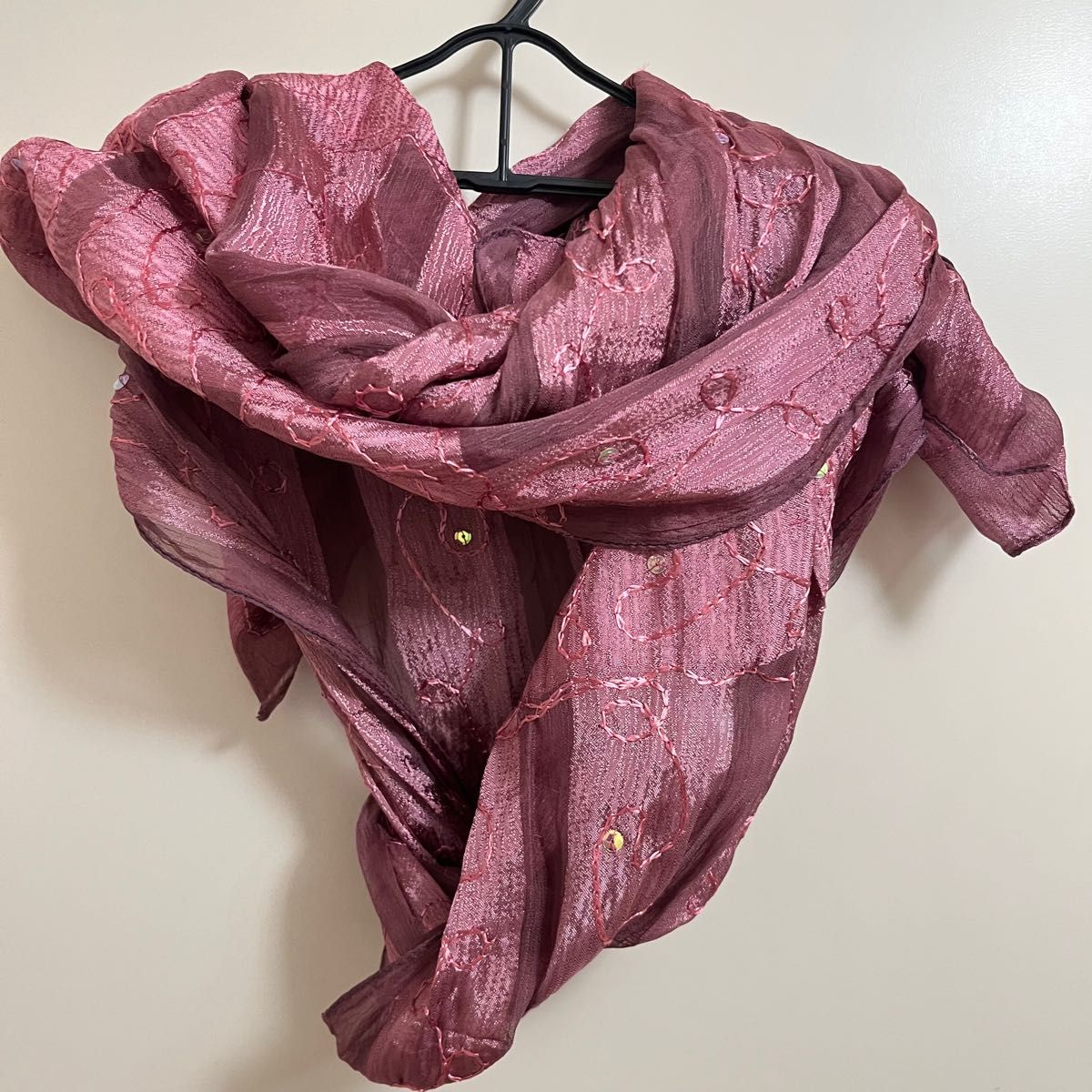 シフォンスカーフ　スパンコール　刺繍　臙脂色