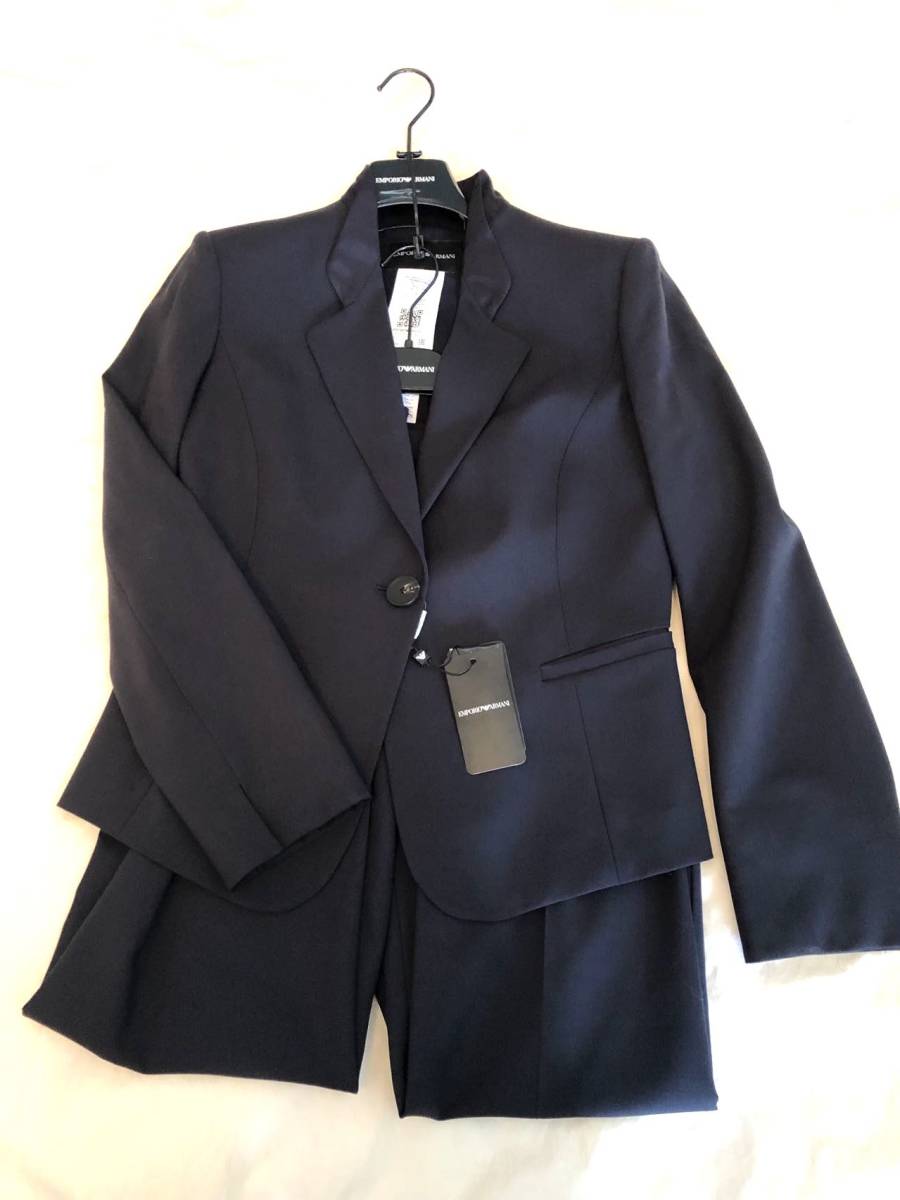 新品エンポリオ・アルマーニ(EMPORIO ARMANI)パンツスーツ　サイズ; 44 カラー；濃紺　様々な場面で着用可能です！