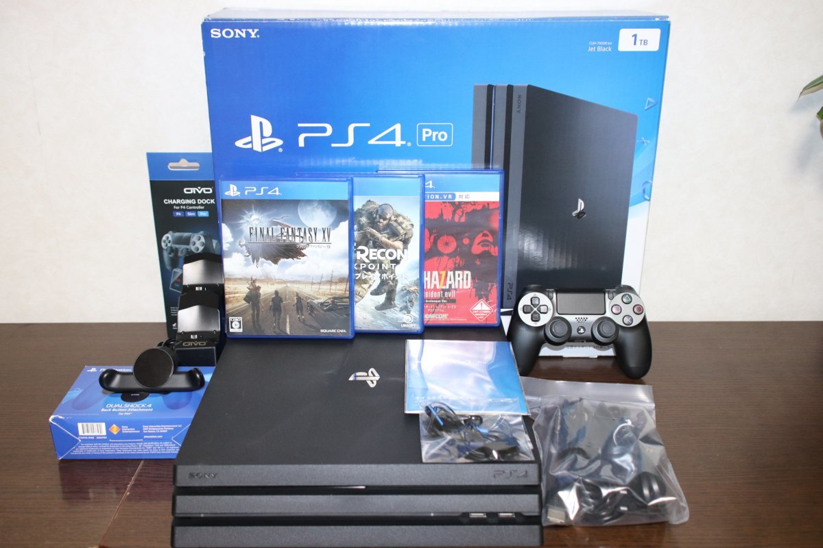 【超美品　完動品】PlayStation 4 Pro CUH-7000B B01  1TB(No.307H)ゲームソフト3本、充電スタンド、コントローラーアタッチメント