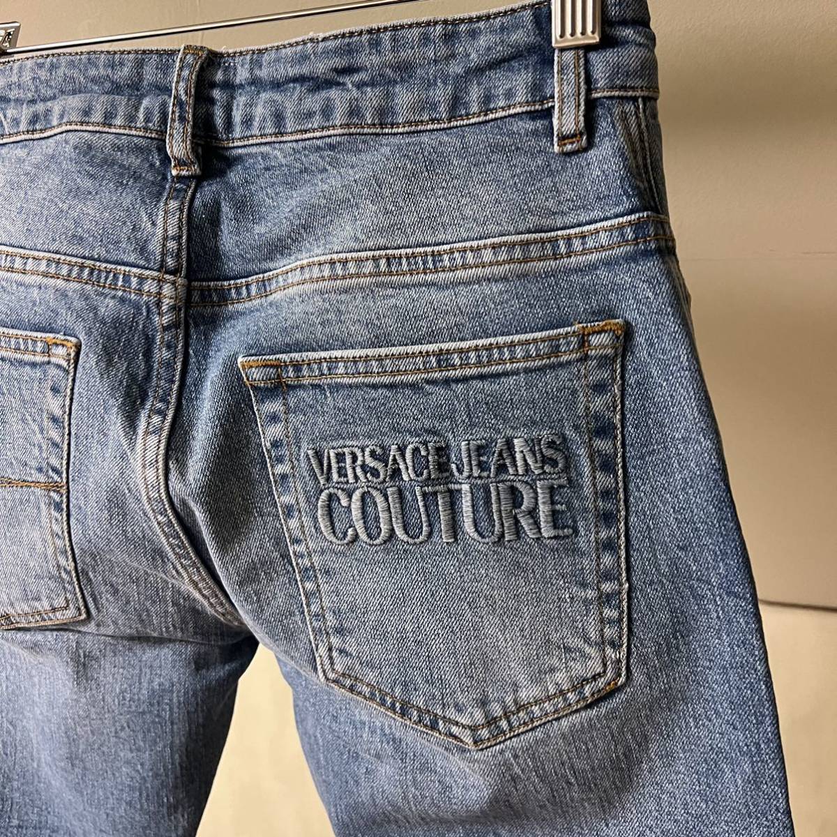 VERSACE』ヴェルサーチ (29) スキニーストレッチパンツ | pick.com.mx