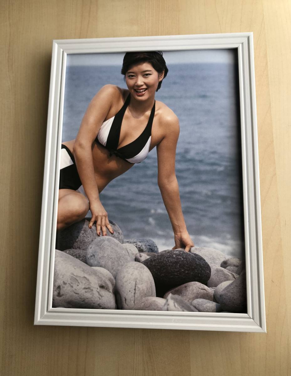 kj ★額装品★ 夏目雅子 グラビア セクシー ビキニ 貴重写真 A4サイズ額入り ポスター風デザイン 水着 女優_画像1