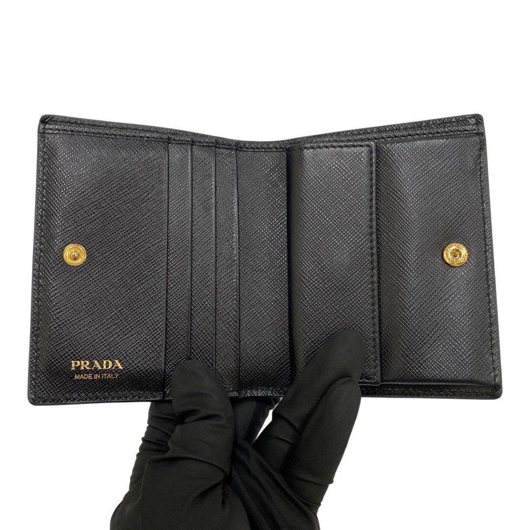 極美品 保存箱付き PRADA プラダ 三角ロゴ マーメイド サフィアーノレザー 本革 二つ折り 財布 ミニ ウォレット 黒 15767 極美品 保存箱付き PRADA プラダ 三角ロゴ マーメイド サフィアーノレザー 本革 二つ折り 財布 ミニ ウォレット 黒 15767
