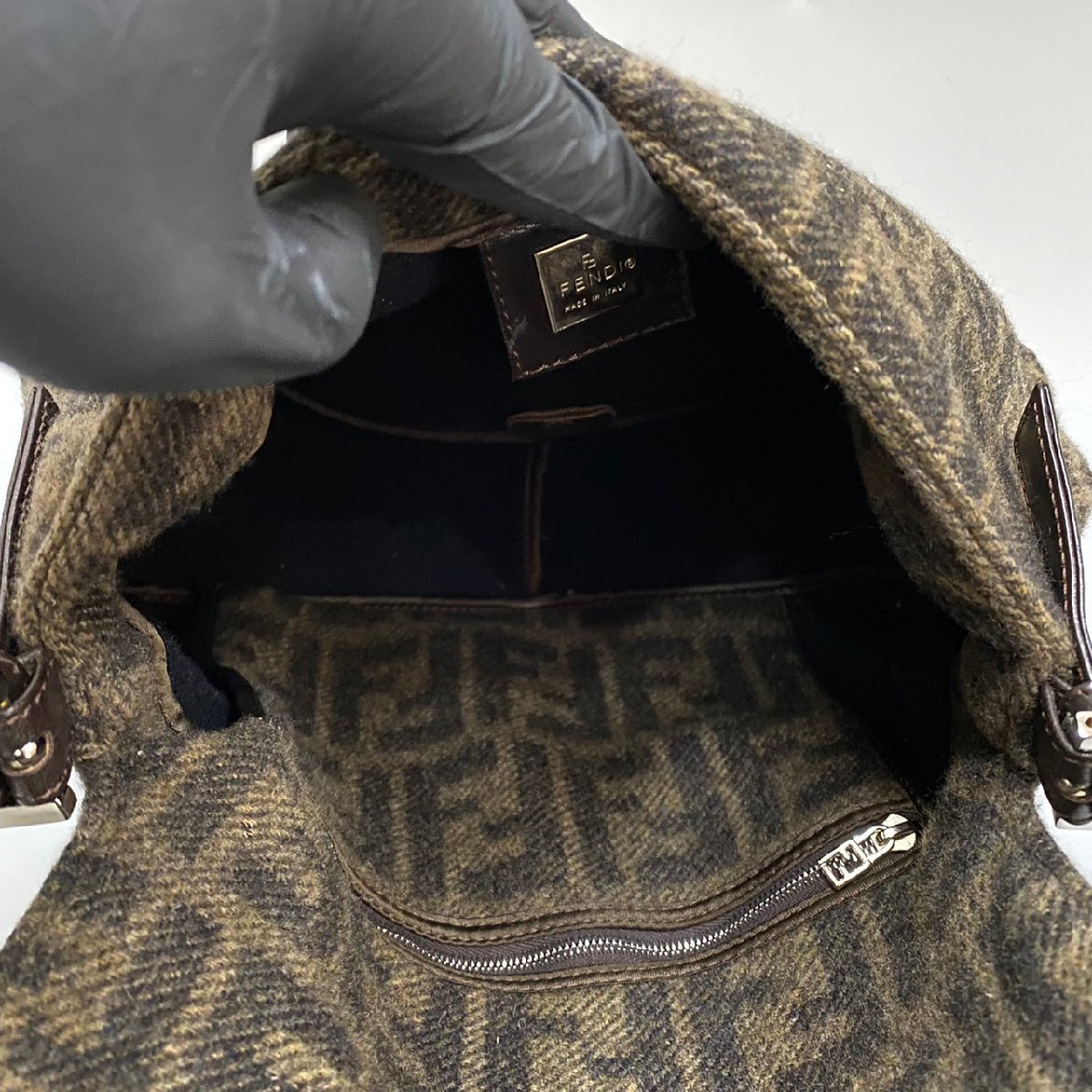 1円極美品FENDI フェンディマンマバケットズッカFF ロゴウールレザー本