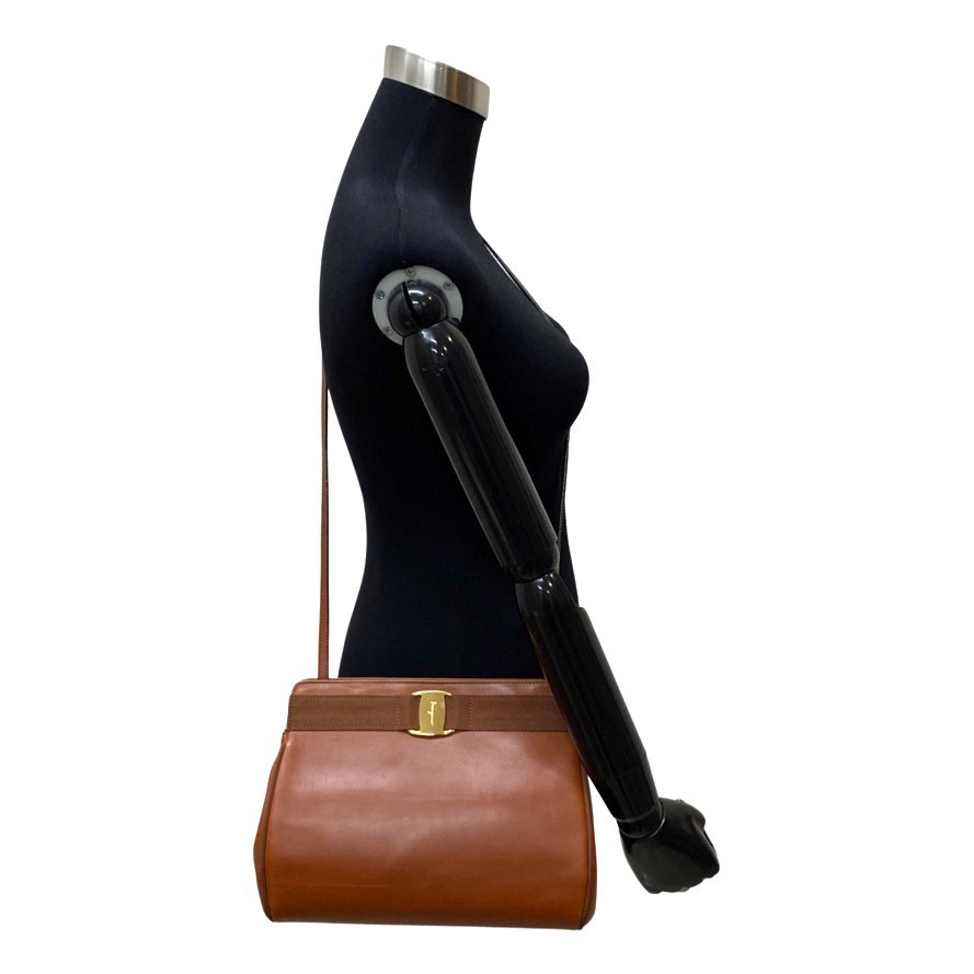 桜の花びら(厚みあり) 極 美品 Salvatore Ferragamo フェラガモ ヴァラ